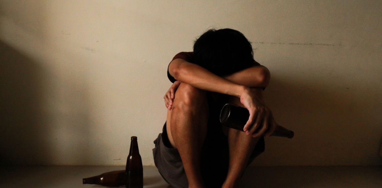 Síndrome de abstinência: sintomas, fases, riscos e por que não tratar sozinho em casa
